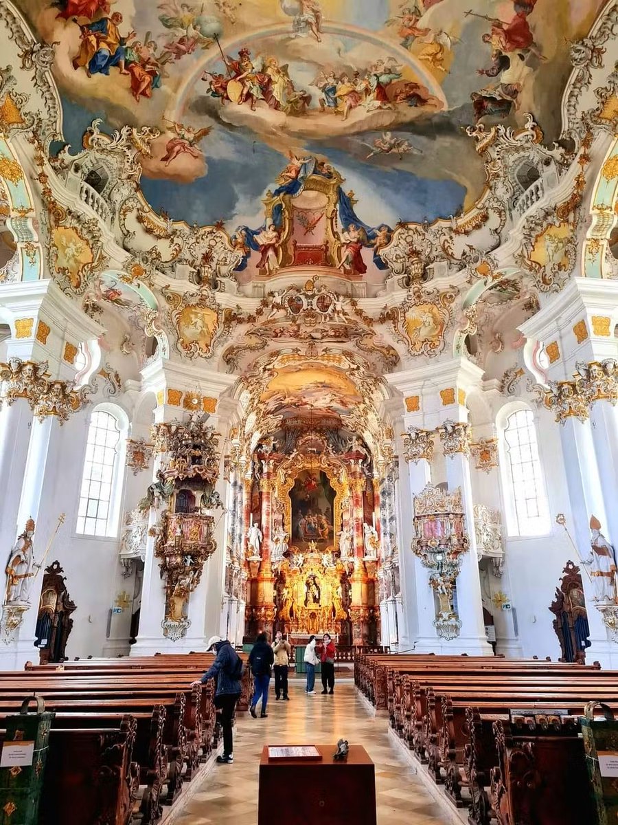 ドイツで四番目に世界遺産登録されたヴィース教会。 中心軸に天井画の