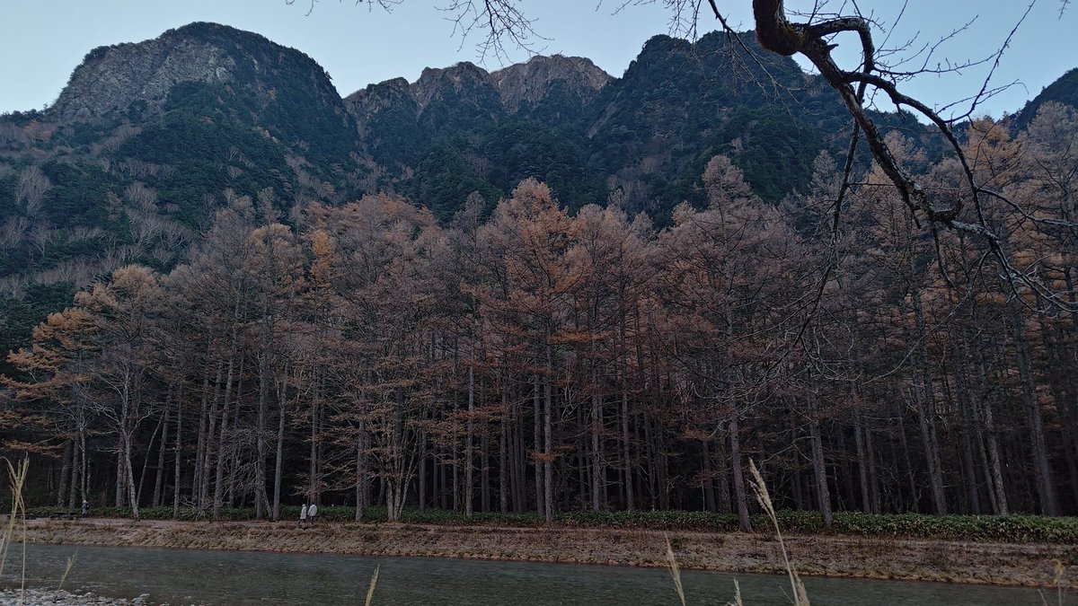 お早うございます!　晴れています。気温は−3℃。霜が付いています。今日は閉山式が行われ、上高地のシーズンが終わります。