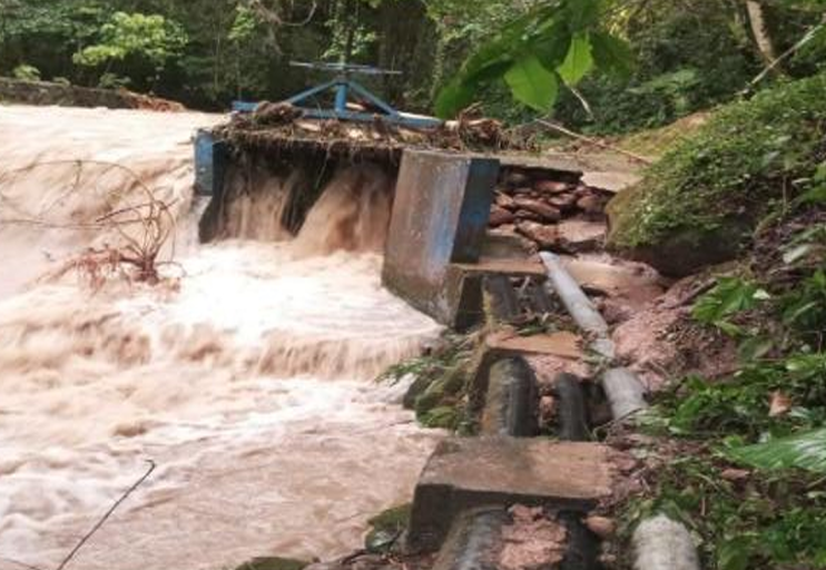COENPeru's tweet photo. San Martín: el día de hoy se registraron #LluviasIntensas en las localidades de San Marcos y Alto Perú, distrito de #Sorito, provincia de Moyobamba, que ocasionaron afectación al sistema de agua potable y provocaron la destrucción de un puente vehicular, interrumpiendo el tránsito entre ambas localidades. La autoridad local viene realizando la #EDAN.