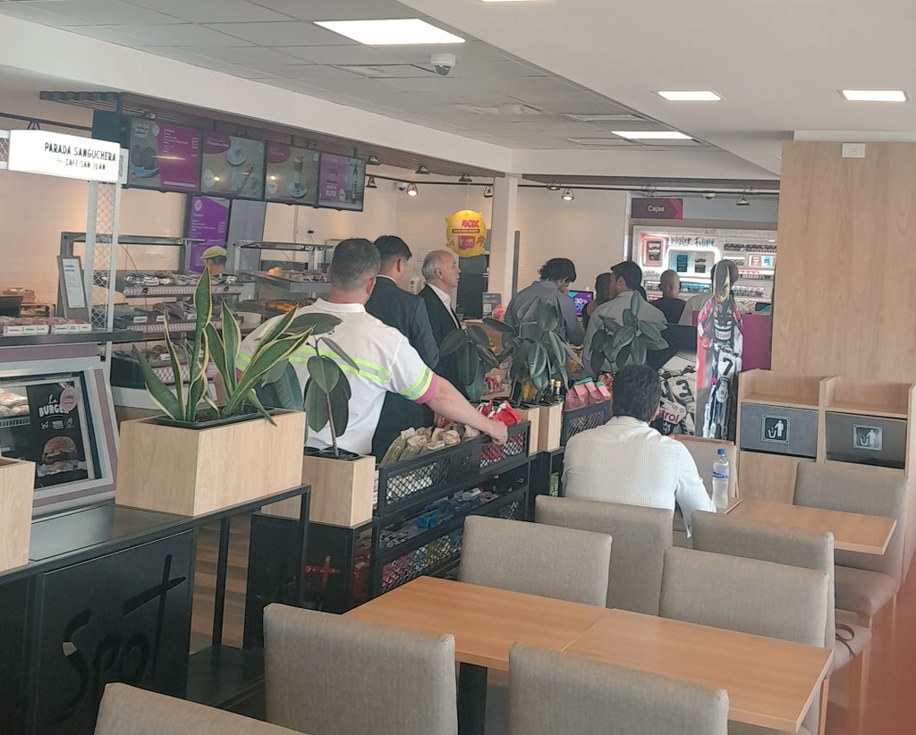 Y me lo encuentro  a Ricardo Lorenzetti, de la Corte Suprema de la Nación en una EESS en la ruta. Me presento y le pregunto: ¿El Recurso de Queja de #Vicentín  en qué quedó? Se muestra sorprendido y dice:"¡Debe estar dando vueltas en la Vocalia!