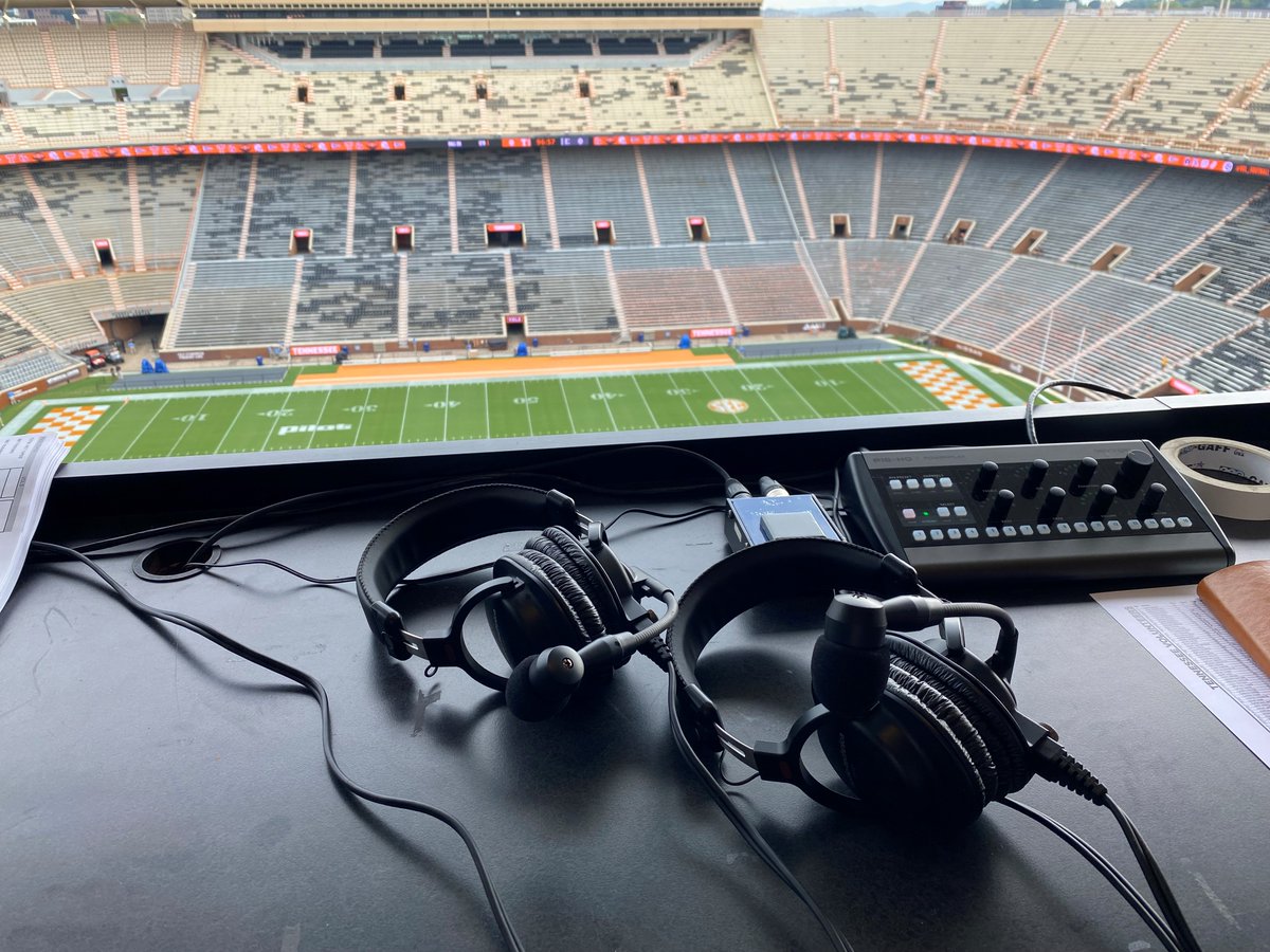 VolNetwork's tweet image. 𝗪𝗲 𝗮𝗿𝗲 𝗼𝗻 𝘁𝗵𝗲 𝗮𝗶𝗿!
Tune in on your Vol Network station, the Tennessee Athletics App, or UTSports.com/watch/live.  Text your questions to 865-657-1278.