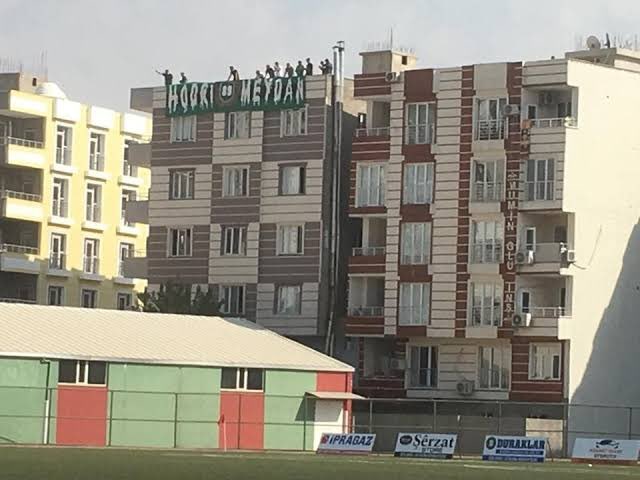 en dipten gelen adamları, tekrar en dibe düşmesiyle korkutuyorlar.

ölümüz, dirinizi.