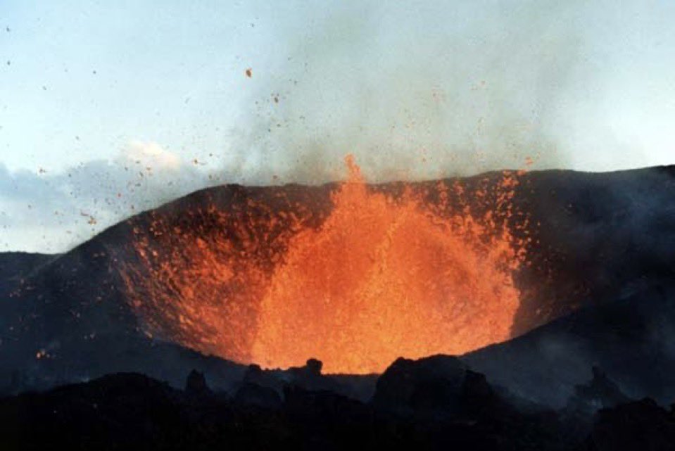 1986（昭和61）年 伊豆大島の三原山が12年ぶりに噴火。大規模な溶岩