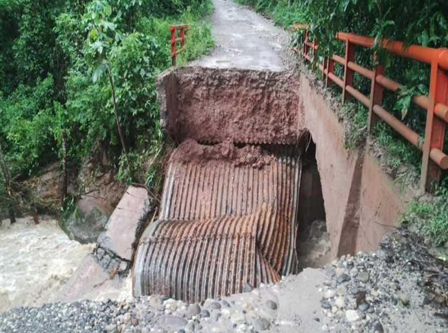 COENPeru's tweet photo. San Martín: el día de hoy se registraron #LluviasIntensas en las localidades de San Marcos y Alto Perú, distrito de #Sorito, provincia de Moyobamba, que ocasionaron afectación al sistema de agua potable y provocaron la destrucción de un puente vehicular, interrumpiendo el tránsito entre ambas localidades. La autoridad local viene realizando la #EDAN.