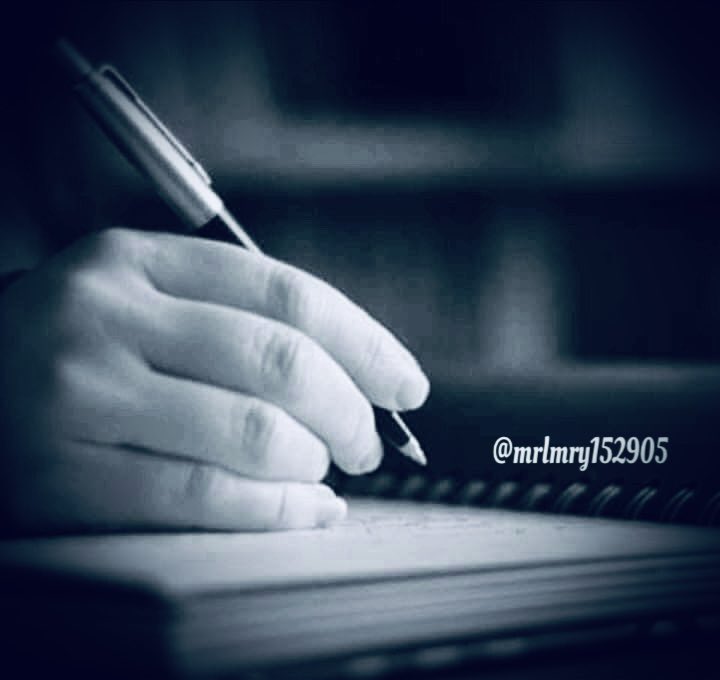 اكاد اكون ذلك الخطأ
ذلك الخطأ الذي نحتته الرياح
على صدر الوقت
اجرب وجودي بصيغة الجديد
بحرف لم يكتب قبل
وعزف لم يسمع
اقبليني كجملة ناقصة 
حتى استعيد الحروف الناقصة
#مهاجر
#قيثارة_النيل