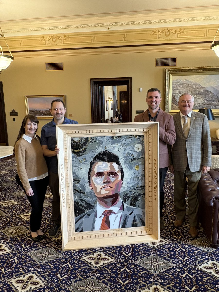 What a beautiful new portrait of Charlie Kirk <a href="/TPUSA/">Turning Point USA</a>. Meeting Jackie and Steven Bohls (the artist) and Matthew Graff. 🇺🇸 God bless America!