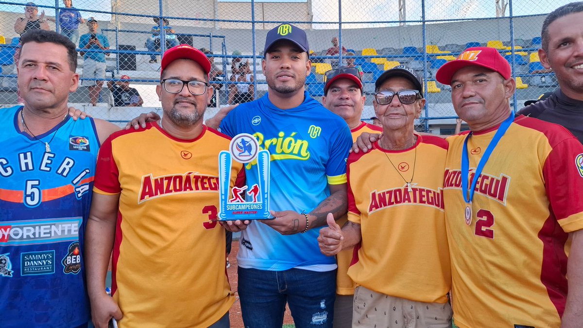 FEVEBEISBOL's tweet image. ⚾️🏆#Nacionales2025

Imágenes de la premiación del XVII Campeonato Nacional Super Máster ⚾️

📍Higuerote - Estado Miranda 

💻 fevebeisbol.org

#NacionalesFEVEBEISBOL 
#SuperMaster #SembrandoBeisbol #CampeonatosNacionales2025