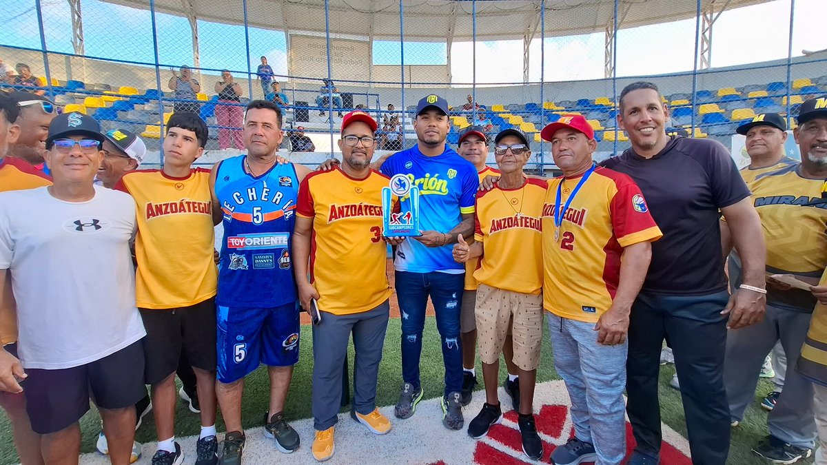 FEVEBEISBOL's tweet image. ⚾️🏆#Nacionales2025

Imágenes de la premiación del XVII Campeonato Nacional Super Máster ⚾️

📍Higuerote - Estado Miranda 

💻 fevebeisbol.org

#NacionalesFEVEBEISBOL 
#SuperMaster #SembrandoBeisbol #CampeonatosNacionales2025