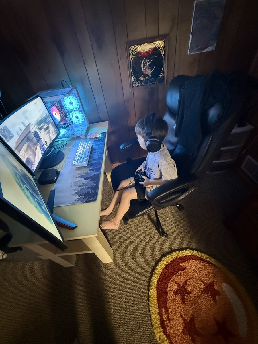 in4ale's tweet image. the job is simple..

level dad up while he’s at work 🫡 🤣

 #BlackOps7