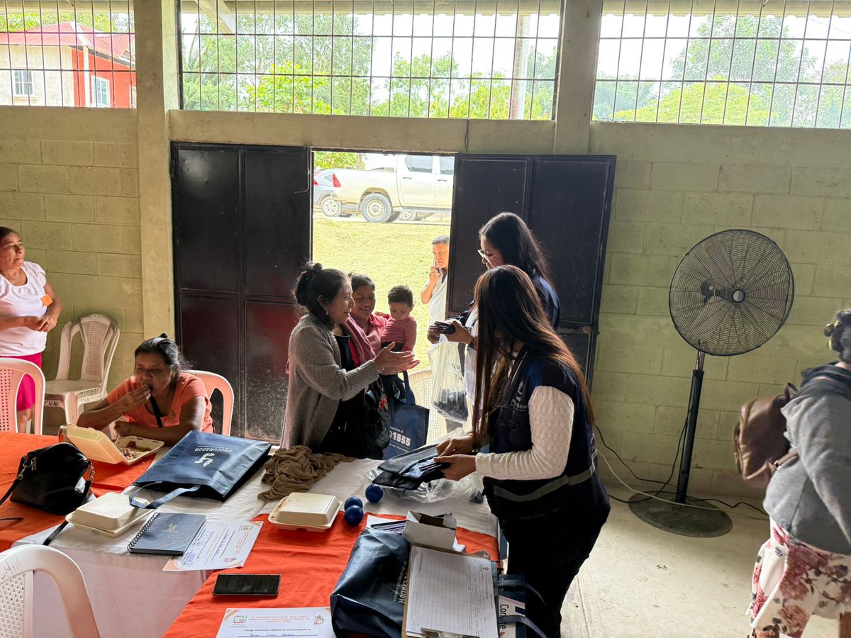 📚#EducaciónEnDDHH
📍#Huehuetenango #Izabal #SanMarcos #Petén
🚐#PDHMóvil | Con el objetivo de que todas las personas reconozcan sus derechos fundamentales y la importancia de defenderlos, en los referidos departamentos llevan a cabo actividades educativas para reforzar el