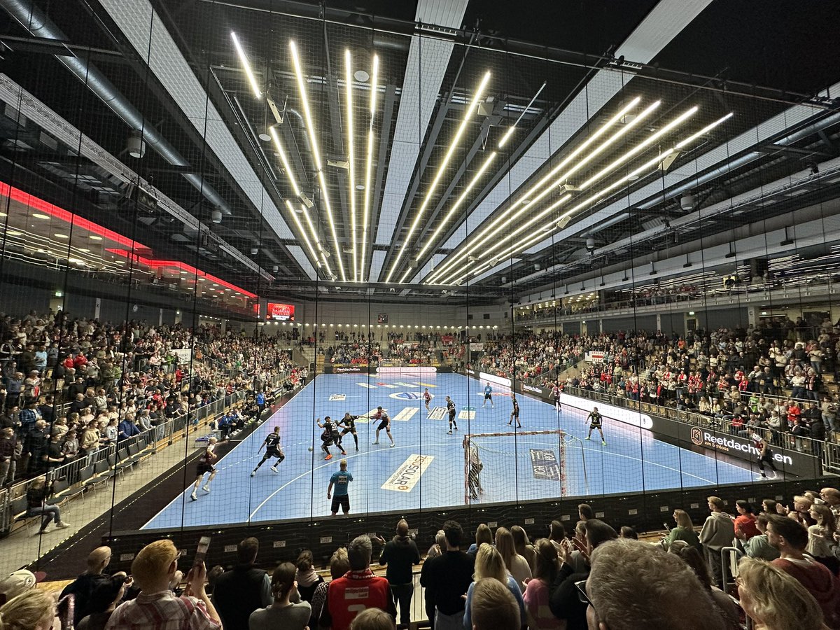 juan2FD's tweet image. Esta noche hemos sido algo más de 2.200 espectadores en el Emsland Arena de Lingen.
