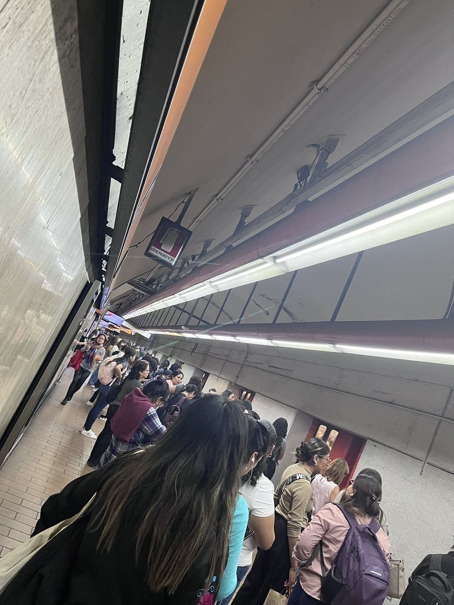 ayari_abigail's tweet photo. @MetroCDMX 15:43 hrs. Polanco de la Línea 7 con retraso considerable. https://t.co/fmQ2YXpHCZ