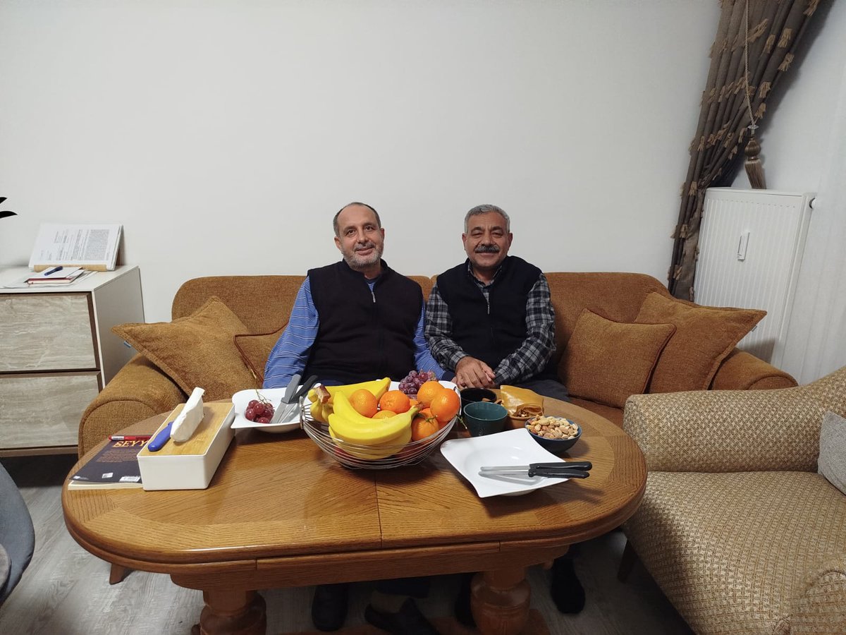 Hamburg' ta Sait Şahin hocamı ziyaret ettik.
Rabbim rahatsızlığını ona kefaret etsin ve kendisine Hz. Eyyüp Peygamberin sabrını, şifasını ve akibetini nasip etsin.