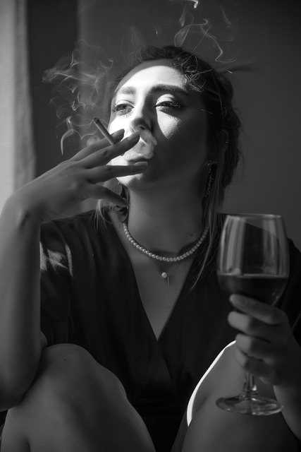 Τα βραδινά τσιγάρα δεν είναι απλώς νικοτίνη.
Είναι όσα δεν είπες όλη μέρα, να καίγονται αργά στο τασάκι.
Είναι scroll στο μυαλό σου, replay σε σκηνές που δεν θα αλλάξουν.
Καπνός και σκέψη μπλέκονται κι εσύ απλά
σβήνεις ένα ακόμα τσιγάρο, σαν να σβήνεις τη μέρα.🖤