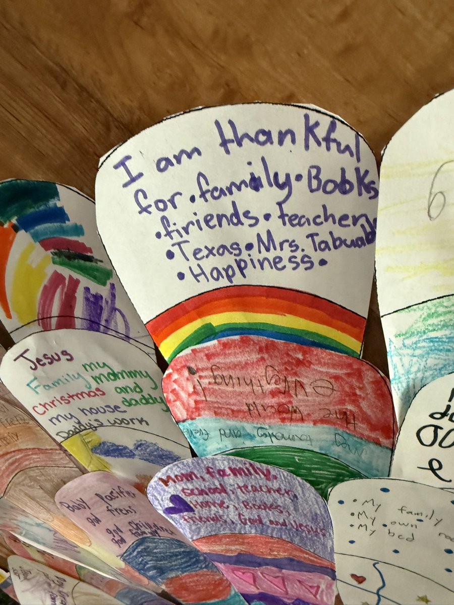 LibraryAHCES's tweet image. After reading the book Thankful for our 1st-5th grade Library Nights, I asked my  students to write down what  they’re thankful for on a turkey feather. Our  Library turkey 🦃came out very purrrrrty🥹🤎.The feathers will be laminated &amp;amp; turned into a keep sake from our two nights.