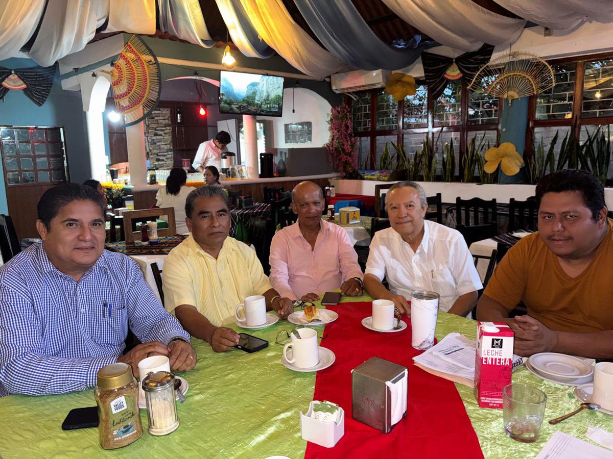 Disfrutando de un buen café con apreciados amigos de Comalcalco, Cardenas y Paraiso. 
Excelente fin de semana, amigas y amigos. 
#Bertruy
#Tabasco
#AlternativaSocial