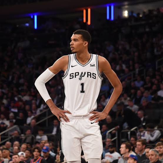 GH_playbook's tweet photo. Herb's NBA Play #1 🌿 🏀 

Victor Wembanyama Over 4.5 Assist

Wemby just cleared this line against the Warriors in their last matchup. Golden State comes in undersized, and when smaller teams face Victor, their only real option is to trap early and often to get the ball out of his hands.

It forces Wemby to make quick reads, and it opens clean passing lanes as seen in their last matchup. The Spurs also have a variety of active cutters, constantly moving off the ball, which gives Victor multiple outlets every time the double comes.