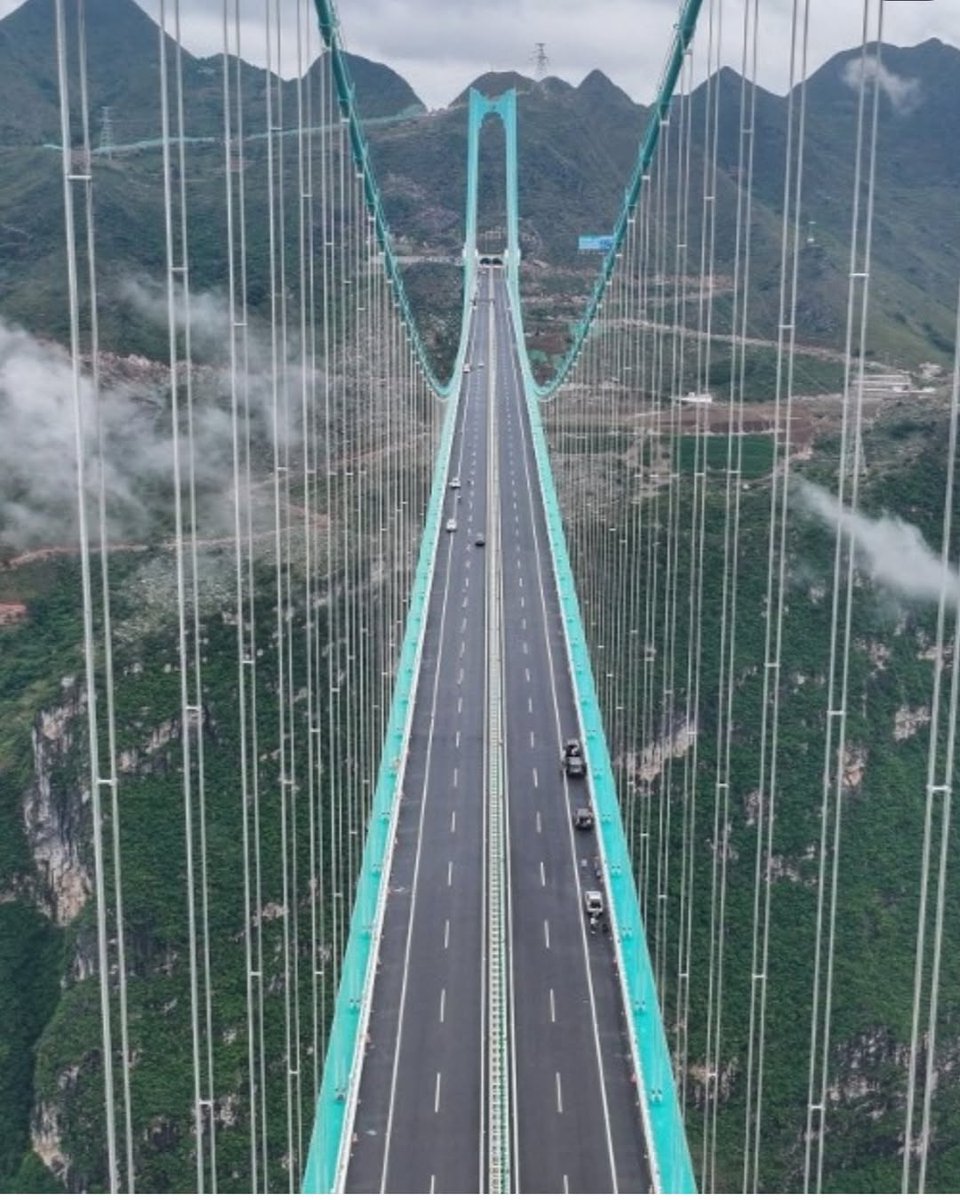 maria_iccp's tweet image. #ViernesDePuentes #bridge #MadeInChina
Puente del Gran Cañón de Huajiang 🇨🇳 El puente más alto del mundo.
📌 Guizhou 🇨🇳
Entre el cielo y la tierra con un gálibo de 625m.
Con una longitud de 2.890 metros cruza el río Beipan.
Luz de 1420m
Inaugurado el 28 de septiembre de 2025.