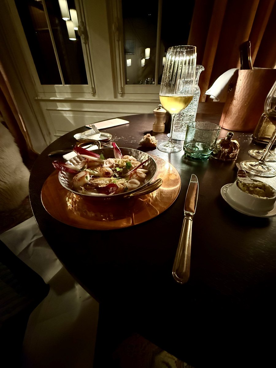 #Mauviel 1830 le célèbre fabricant d’ustensiles pour les cuisines pro au #restaurant Le Logis Sainte Catherine au #MontStMichel via-sapiens.com/recoin/1087-Le…