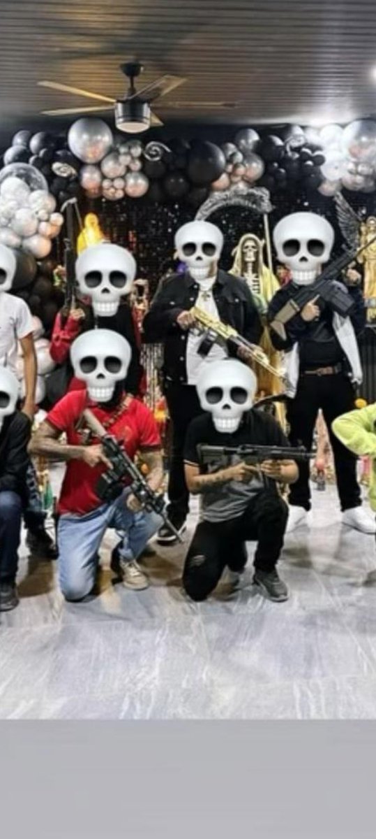 El JR de los mugrosos:

Hace aproximadamente una semana y media, narcos terroristas del Cartel del Noreste/Zetas hicieron una fiesta a la Santa Muerte en un salón ubicado en la  ciudad fronteriza de #NuevoLaredo #Tamaulipas aún que también pudo ser en #NuevoLeón 

Se dice la