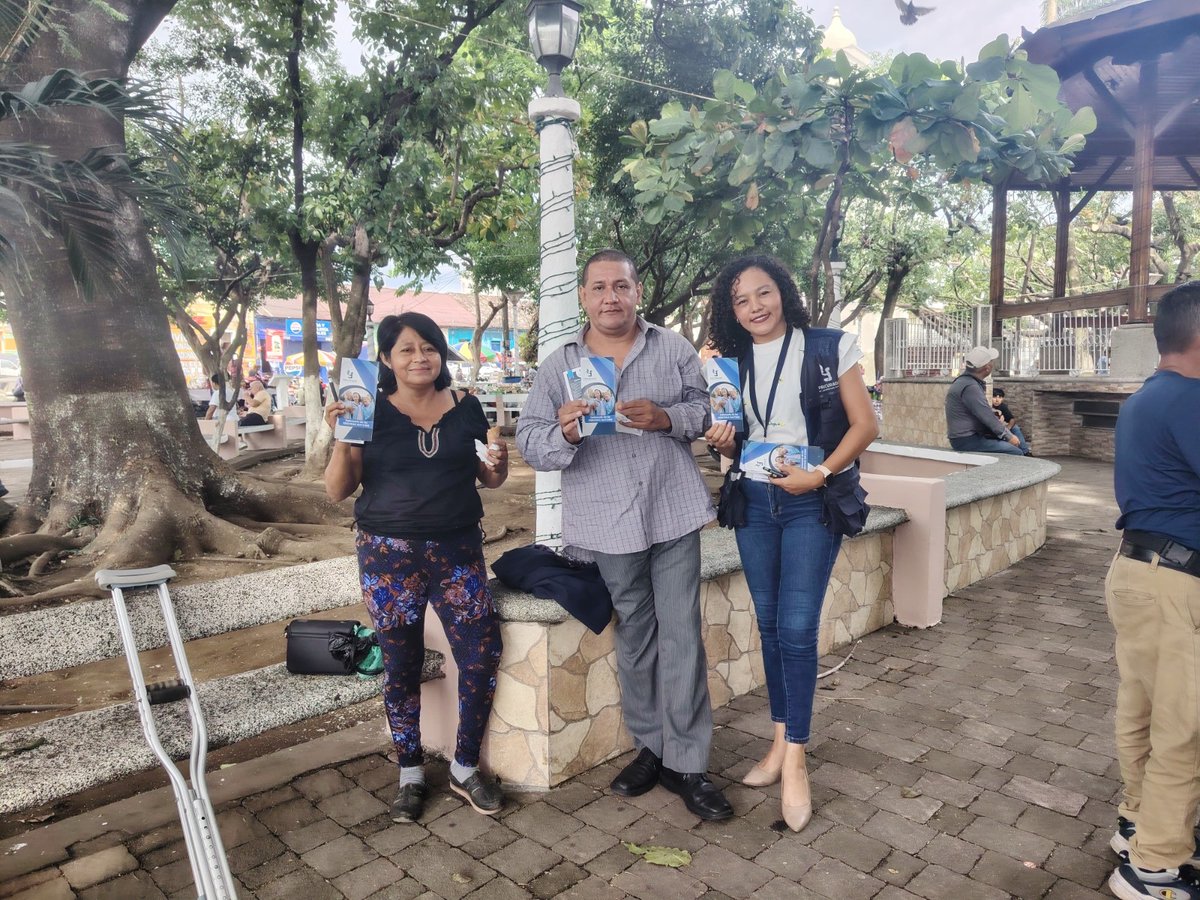 📚#EducaciónEnDDHH
📍#Suchitepéquez
Con el objetivo de visibilizar la importancia de respetar y garantizar los derechos de las personas mayores, la Auxiliatura de la <a href="/PDHgt/">PDH Guatemala</a> desarrolla una jornada de promoción en el Parque Central de Mazatenango. La actividad se orientó a