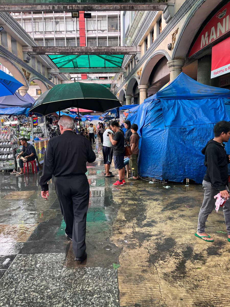 Antes de emprender viaje de vuelta a Roma y Madrid visitamos la Basílica de 
Nuestro Padre Jesús Nazareno de Manila, el Nazareno Negro, que congrega unos 8 millones de devotos cada año en su fiesta del 9 de enero. Le he pedido que nos de la gracia y la fuerza para superar todos