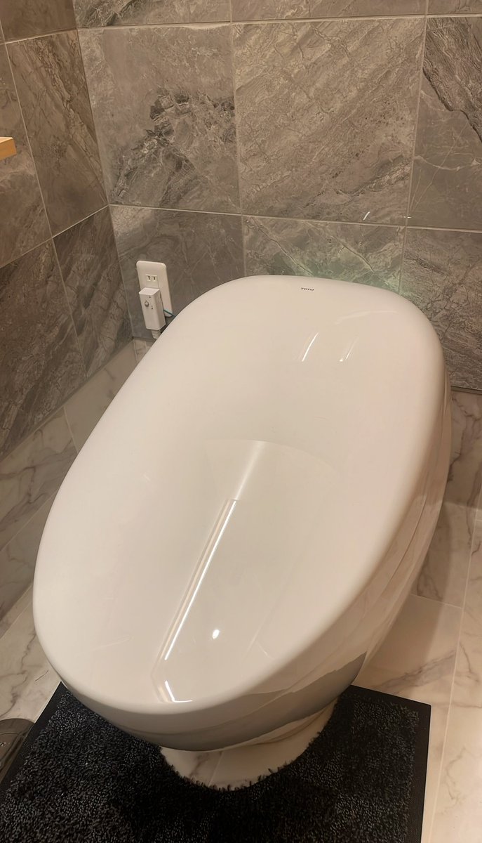 ad_career28's tweet image. 東京赤坂にできたコメダ珈琲の話なんですけど。ココ、トイレで日本で一番高級なToToのネオレストNX (定価70万円)使ってるんですよ。流石我らがコメダ、金の使い方間違ってない？