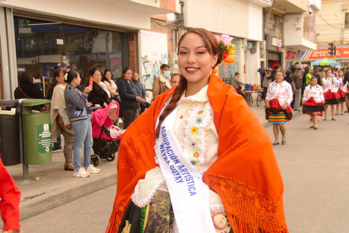 andres_rayooo's tweet photo. Desfile de pregón, presentación de candidatas del reinado popular, Ipiales.👸🏻🎭
#CarnavalMulticolorDeLaFrontera #Ipiales #Nariño #Reinado #reinadoipiales #modocarnaval #carnavalipiales https://t.co/mZic8OfnGN