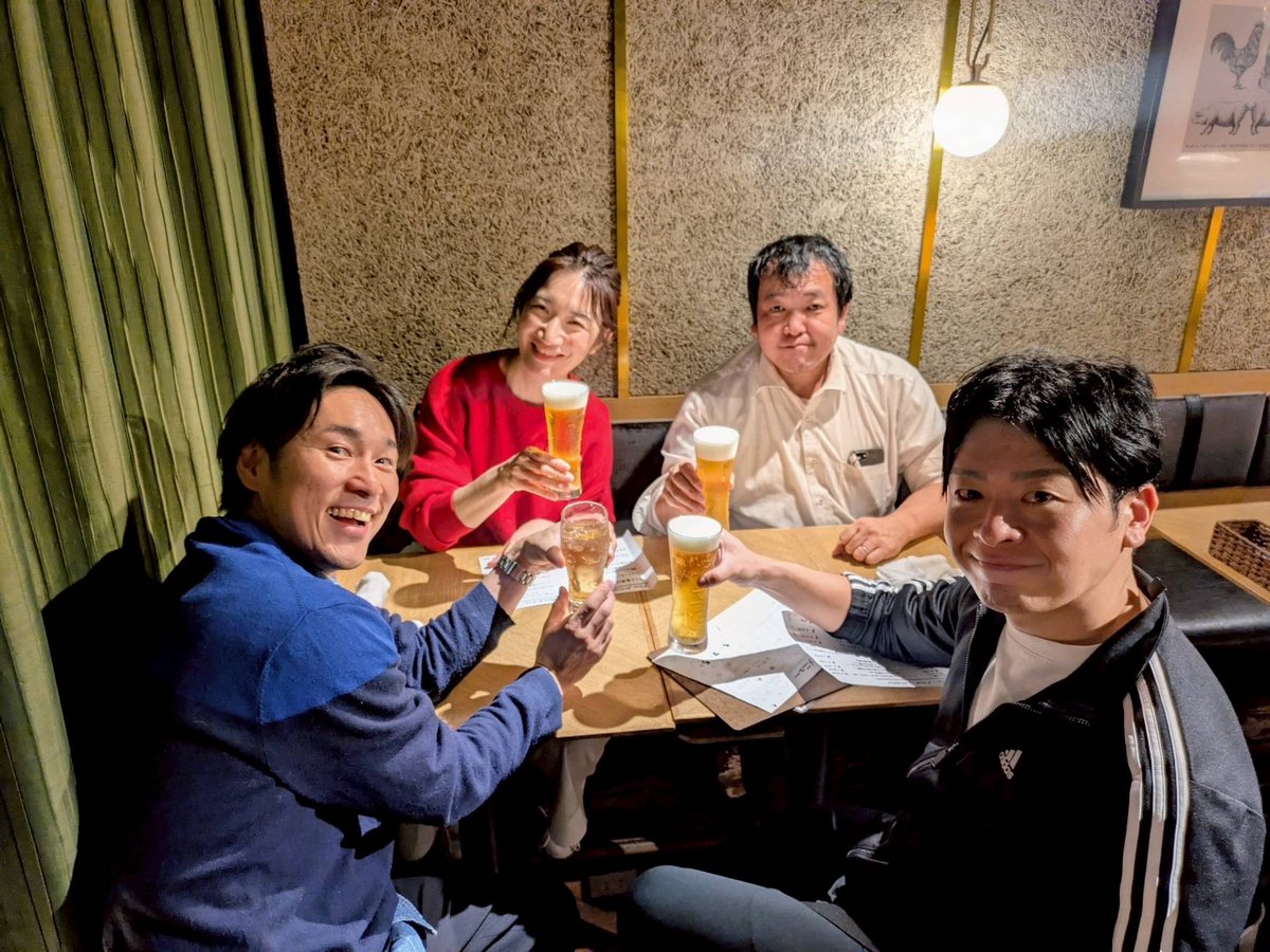 lisnap_doi's tweet image. 昨日は
元町・オリエンタルホテル神戸で
お仕事！

某企業様の周年パーティーで
豪華景品が貰える余興コーナー担当！

先週の東京に引き続き大盛況で
1時間の持ち時間があっという間！

3枚目は、喋りながらしれっとピースすなの写真。

仕事後は
スペイン料理店で軽く打ち上げ。
楽しかったなー！