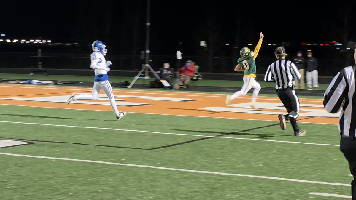 EdgarFootball17's tweet image. Edgar scores again. A 64 yard touchdown run puts the Wildcats back on top. With 11:04 left in the game and a trip to state on the line Edgar leads Mondovi 21 to 14. #WildcatPride