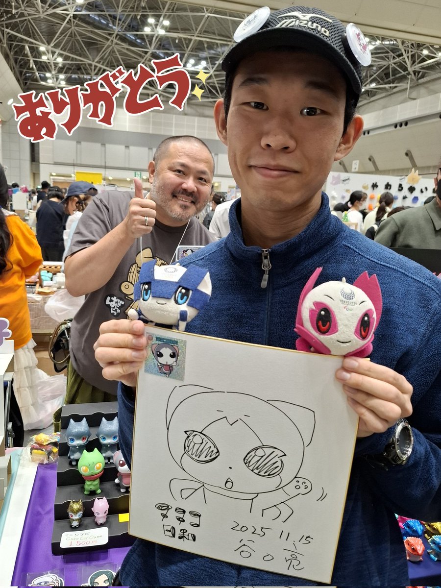 RealDAxArM's tweet photo. デザインフェスタでミラソメの生みの親である谷口亮先生にお会いして、サインまでいただいちゃいました！😊

#谷口亮 
#ヌヌコ日和

#デザインフェスタ #デザフェス
#デザインフェスタ62

#ミライトワ #Miraitowa
#ソメイティ #Someity
#ミラソメ #ミラソメ存続希望 https://t.co/xf9wY12G9S