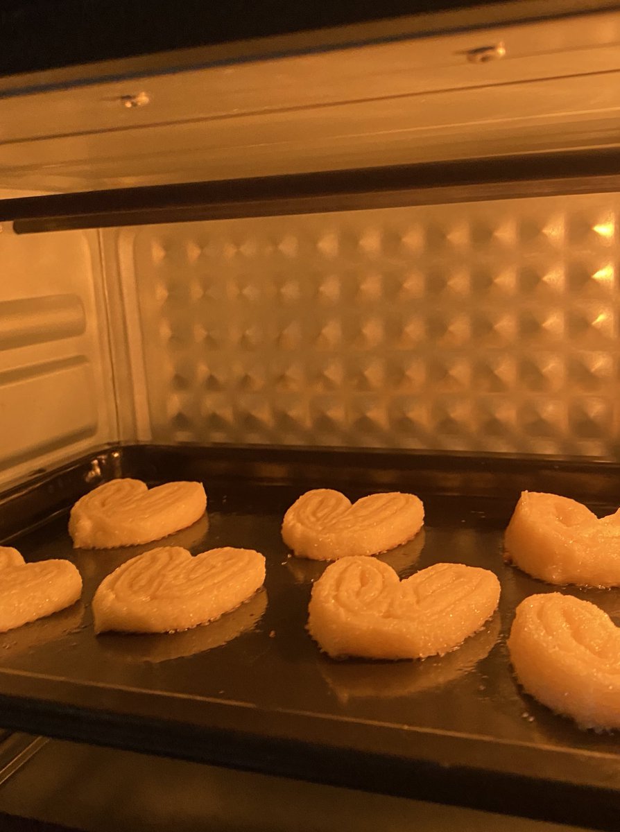 sheraapinee's tweet photo. hasil baking dua minggu terakhir💗
bikin palmier no puff pastry si yang harus sabar banget

klo melon pan aku bkin pake resep yang pernah dibikin juga tahun 2020 trnyta hasilny kering, next trial lagi

sedangkan pizza request an temen kosan utk bbrpa bahanny dri mereka wkwk https://t.co/L5bgiqhMMF