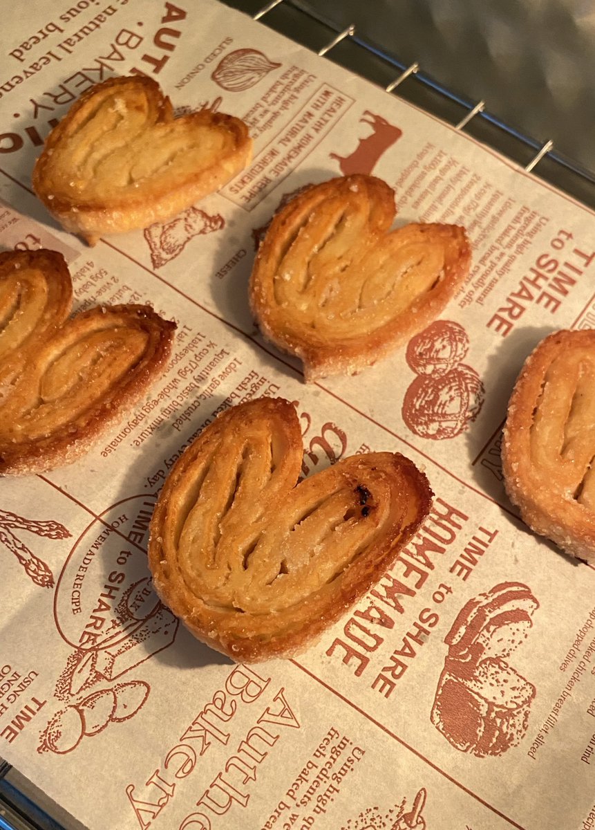 sheraapinee's tweet photo. hasil baking dua minggu terakhir💗
bikin palmier no puff pastry si yang harus sabar banget

klo melon pan aku bkin pake resep yang pernah dibikin juga tahun 2020 trnyta hasilny kering, next trial lagi

sedangkan pizza request an temen kosan utk bbrpa bahanny dri mereka wkwk https://t.co/L5bgiqhMMF