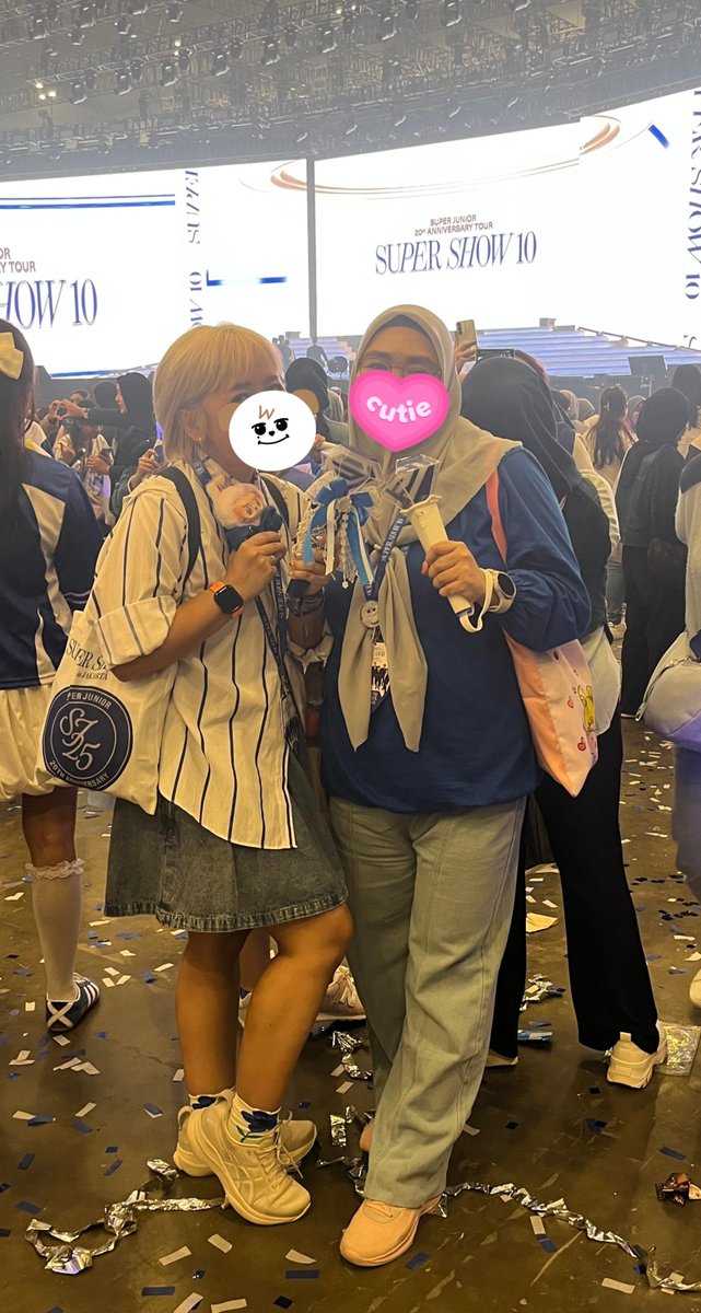 HAECHIROU's tweet image. "Kado thn ini 20th Anniv aja ya",bahkan ini lbh amaze dr Owala &amp;amp; standee Kyuhyun thn lalu/thn² sblm nya. Bisa²nya cuma "aja", Speechless! 😂 Punya sepupu se-frekuensi+skrg makin jdi ada tmn reog yg tiba² suka suju dr setaun lalu.. dpt cipratan happy nya jg kan,Alhamdulillah~🥰