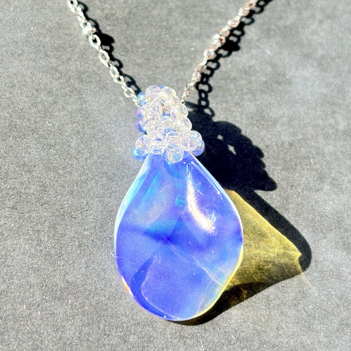 Ayumi_RandB's tweet image. 雪透花〜ハイオパペタルペンダント
白背景と黒背景

オーロラクリアホワイト青斑は背景色で見た目が一番変わるカラー✨