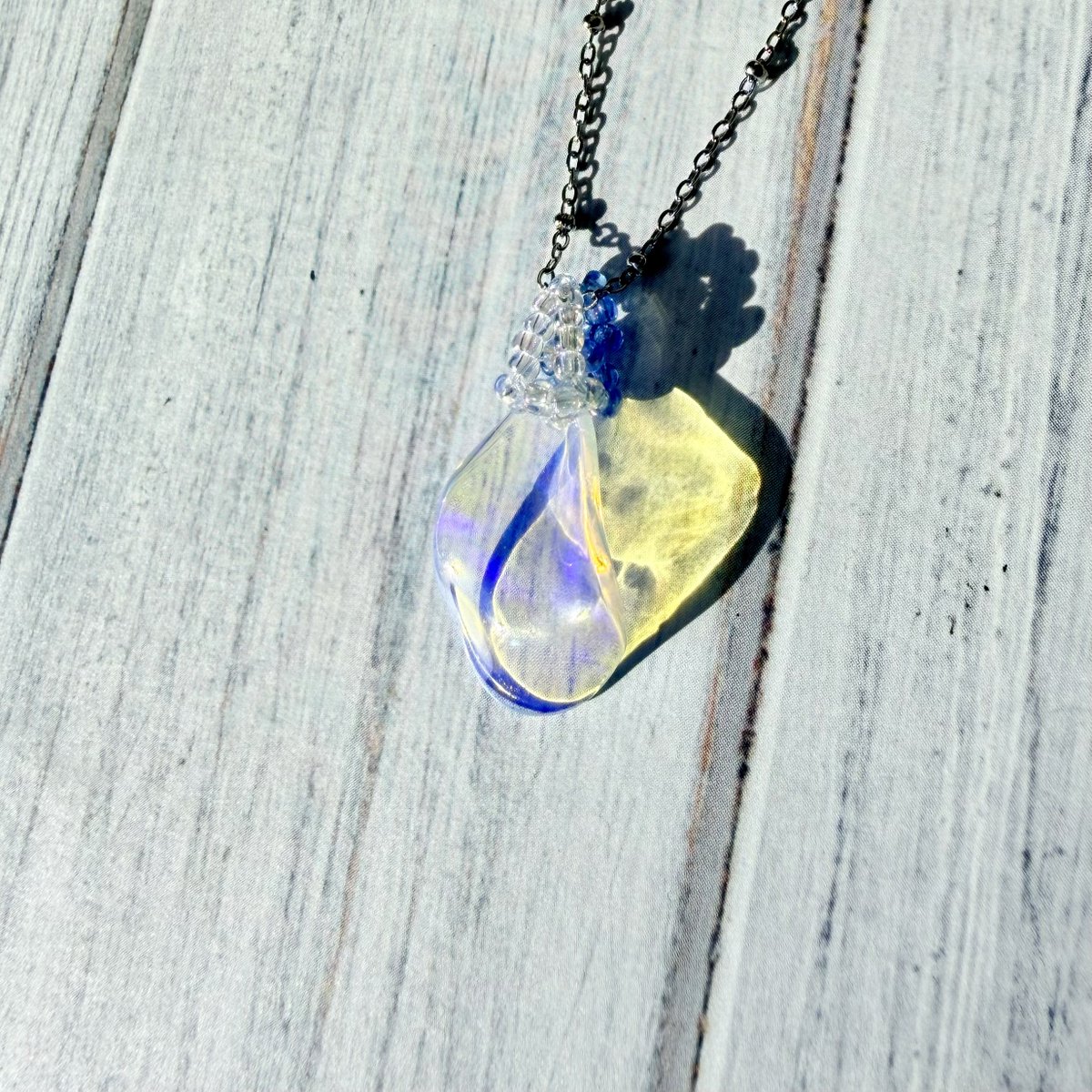 Ayumi_RandB's tweet image. 雪透花〜ハイオパペタルペンダント
白背景と黒背景

オーロラクリアホワイト青斑は背景色で見た目が一番変わるカラー✨