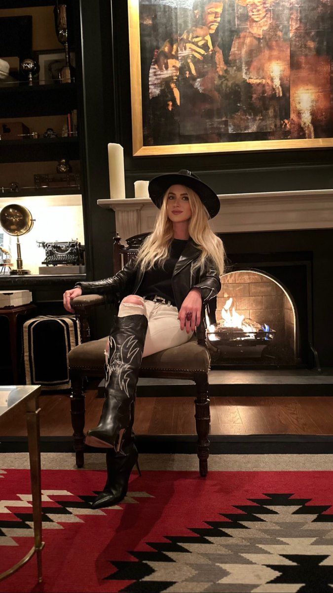 Erin190Brooks's tweet image. Not sure what the weekend has planned for me, but I’m showing up anyway#FridayVibes #WeekendMode #FinallyFriday #CheersToTheWeekend
#WorkHardPlayHard #UnwindTime #GoodVibesOnly
#WeekendFeels #WellEarned #LifeIsGood
#SimpleThings #FindingPeace #WeekendReady