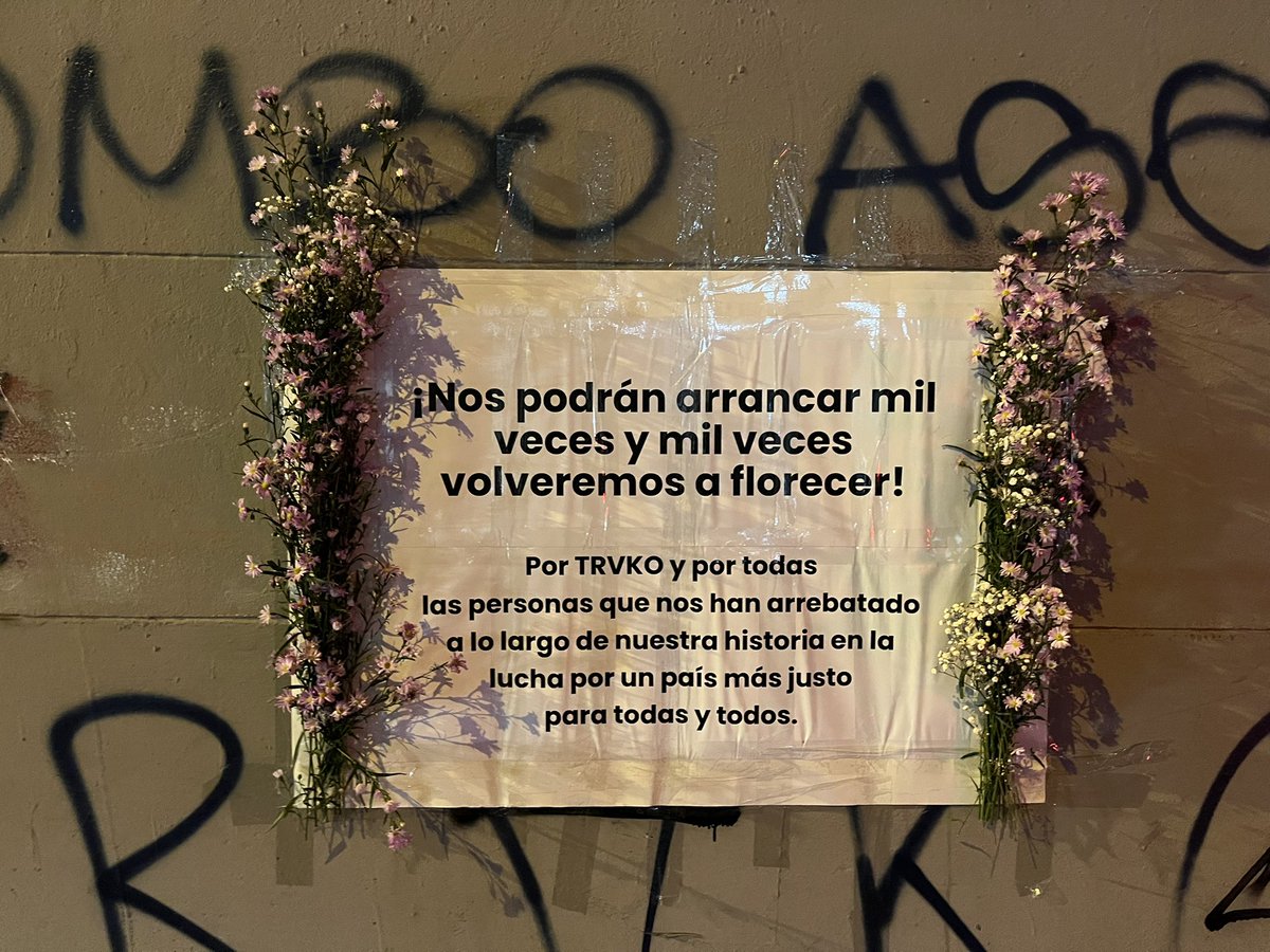 Extrañamente, el arreglo floral fue retirado. Pero de inmediato hay nuevas flores. Clarísimo el mensaje: “nos podrán arrancar mil veces y mil veces volveremos a florecer”. Ya hay gente en vigilia por Trvko, a horas de conmemorarse el primer mes de su asesinato.