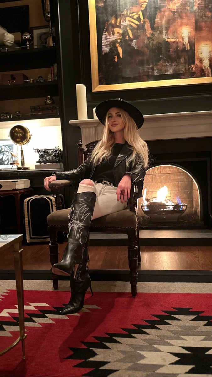 Erin190Brooks's tweet image. Not sure what the weekend has planned for me, but I’m showing up anyway#FridayVibes #WeekendMode #FinallyFriday #CheersToTheWeekend
#WorkHardPlayHard #UnwindTime #GoodVibesOnly
#WeekendFeels #WellEarned #LifeIsGood
#SimpleThings #FindingPeace #WeekendReady