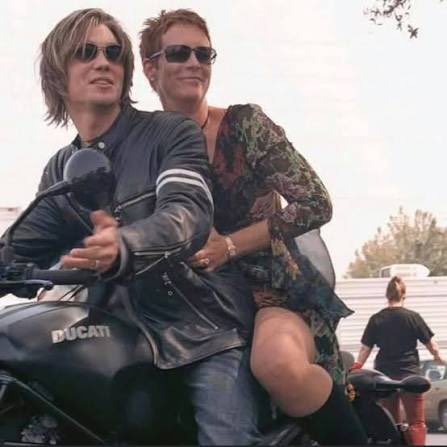 me pedí un Uber moto y el tipo cayó con una ducati como chad michael murray, me dijo “agárrate de mi” y fuimos estos:
