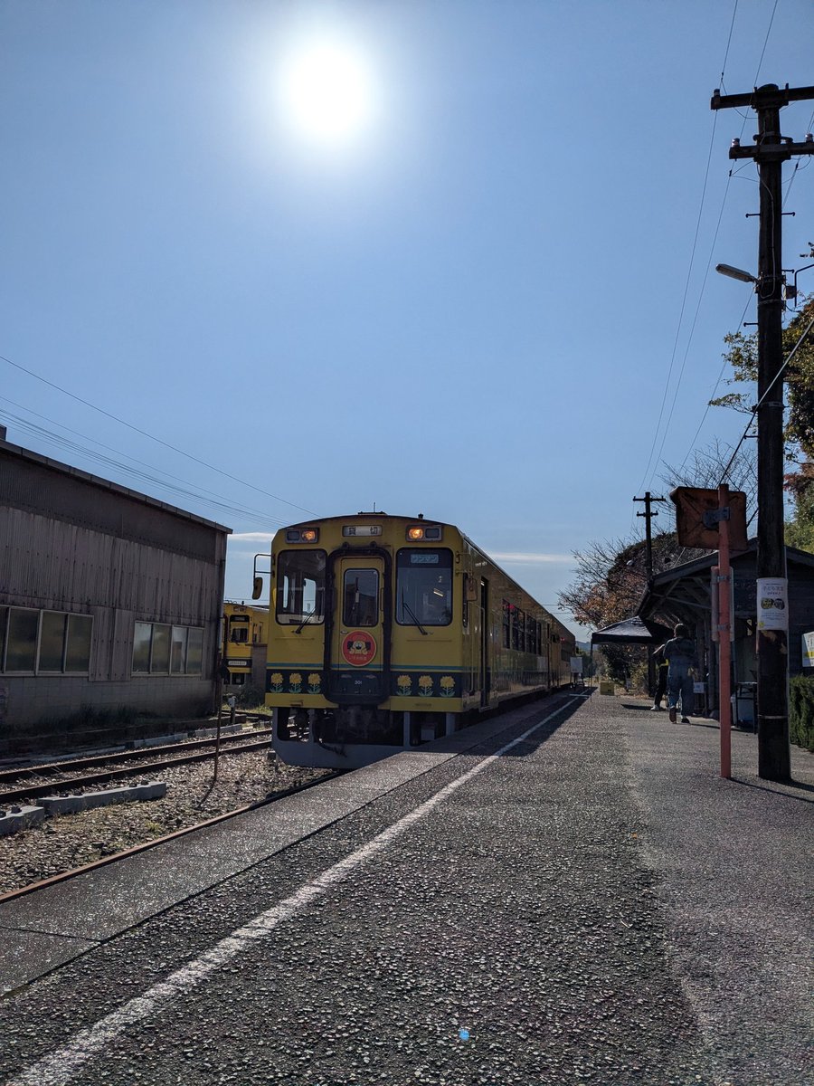 itetsubooks's tweet photo. 本日はいすみ鉄道大多喜町で開催中の「こども食堂」に協力し、いすみ鉄道列車の中にい鉄ブックスの本を陳列しております。
大多喜町の子ども達の未来につながる活動です。
ぜひ応援して行きたいと思っています😊

#大多喜町 https://t.co/t4Ij7pmKAZ