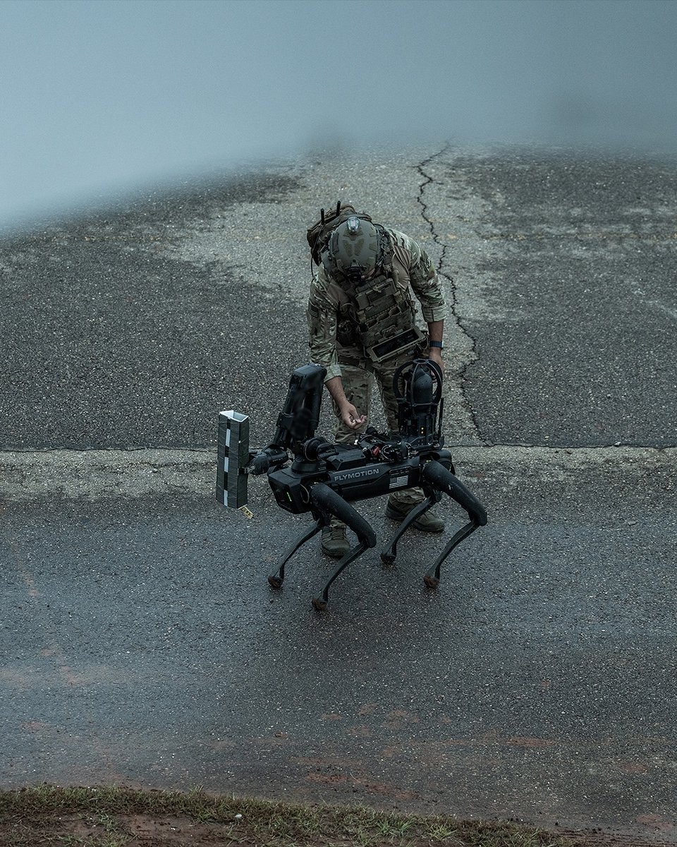 SilvusTech's tweet image. He&apos;s got a nasty bark on him #UGV #explosivebreaching // @flymotionus
.
.
.
#silvustechnologies #streamcaster #UGV #UnmannedGroundVehicle #TacticalRobotics #EOD