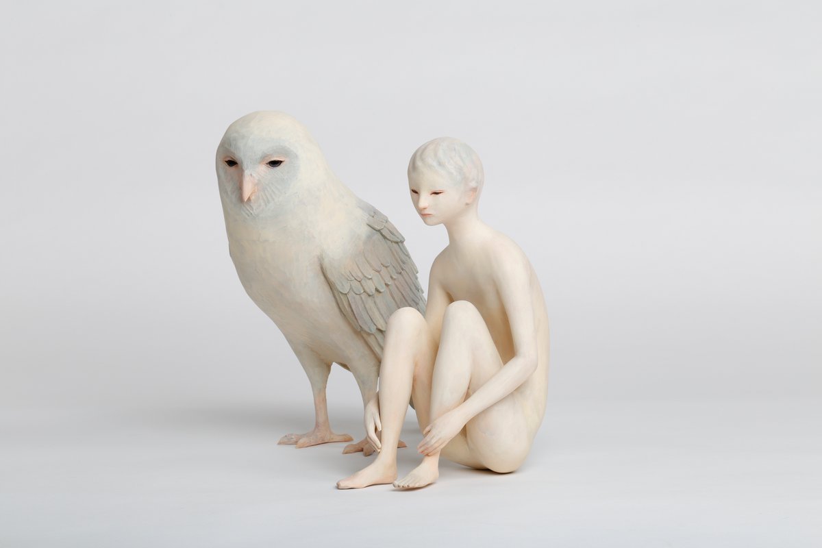 《梟》《ステイホーム》2021年
たまたま撮影する日が同じだったので並べて撮ってみたら、昔からの連れ合いのような、赤の他人のような、妙な空気になりました。その後、小説の装丁につかっていただきました。小説と関係なく作った作品でしたが、登場人物の印象と合っていて不思議でした。