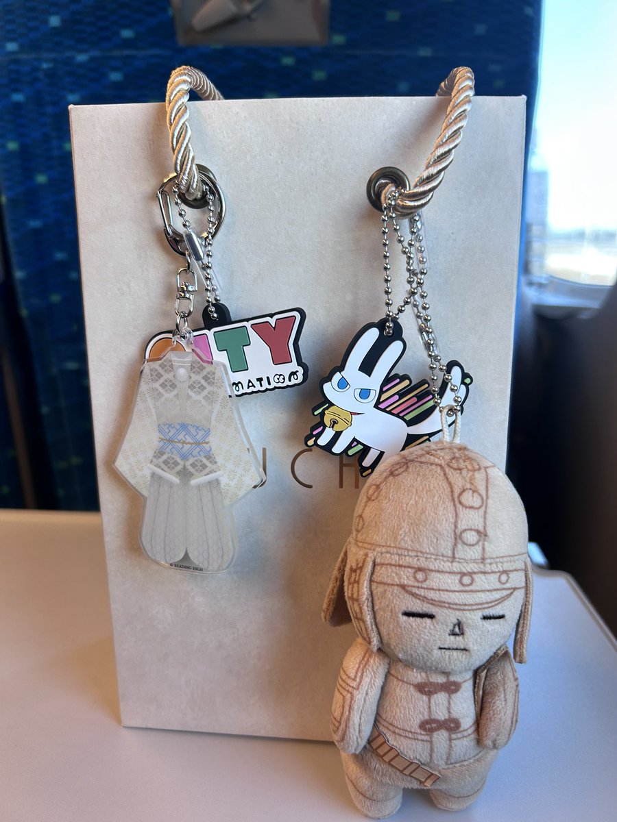 orichanns's tweet photo. 新幹線に無事乗車🚅
弾丸大阪だけど一緒にこの子達も連れてきたよ☺️
はにわはアキラ様と森川さんが音声ガイドしてた、はにわ展のぬい🧸💕
東京公演のときにランダムで当たったあやねるの源九郎狐のキーホルダーも😆
ごちゃごちゃすぎる笑

#リーハイ義経 https://t.co/gymMlcqSW2