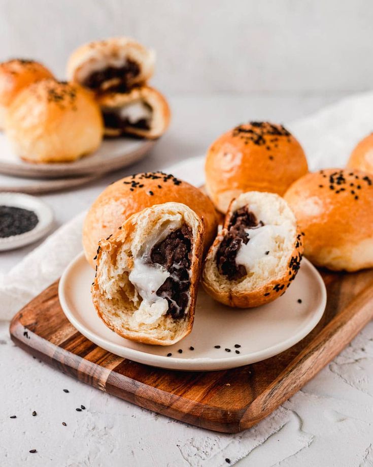 FATALSALVATION's tweet photo. Karena di Bakery Corner ini cukup banyak pekerja, tentu jenis roti yang kita buat ini pun beda beda. Aku sendiri kebagian buat bikin ordinary bakery yang kayak kalian lihat di oven itu, buat shift hari ini. Mampir ya ke Heart Grocery hari ini, shift aku sampai jam 2 siang ini! https://t.co/ADhAeBiHkp