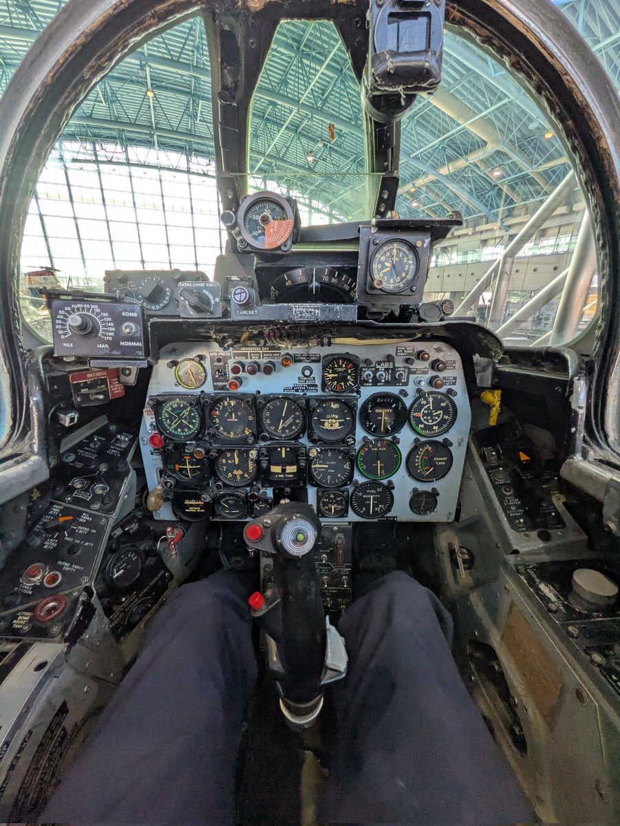 ハチロクの操縦席