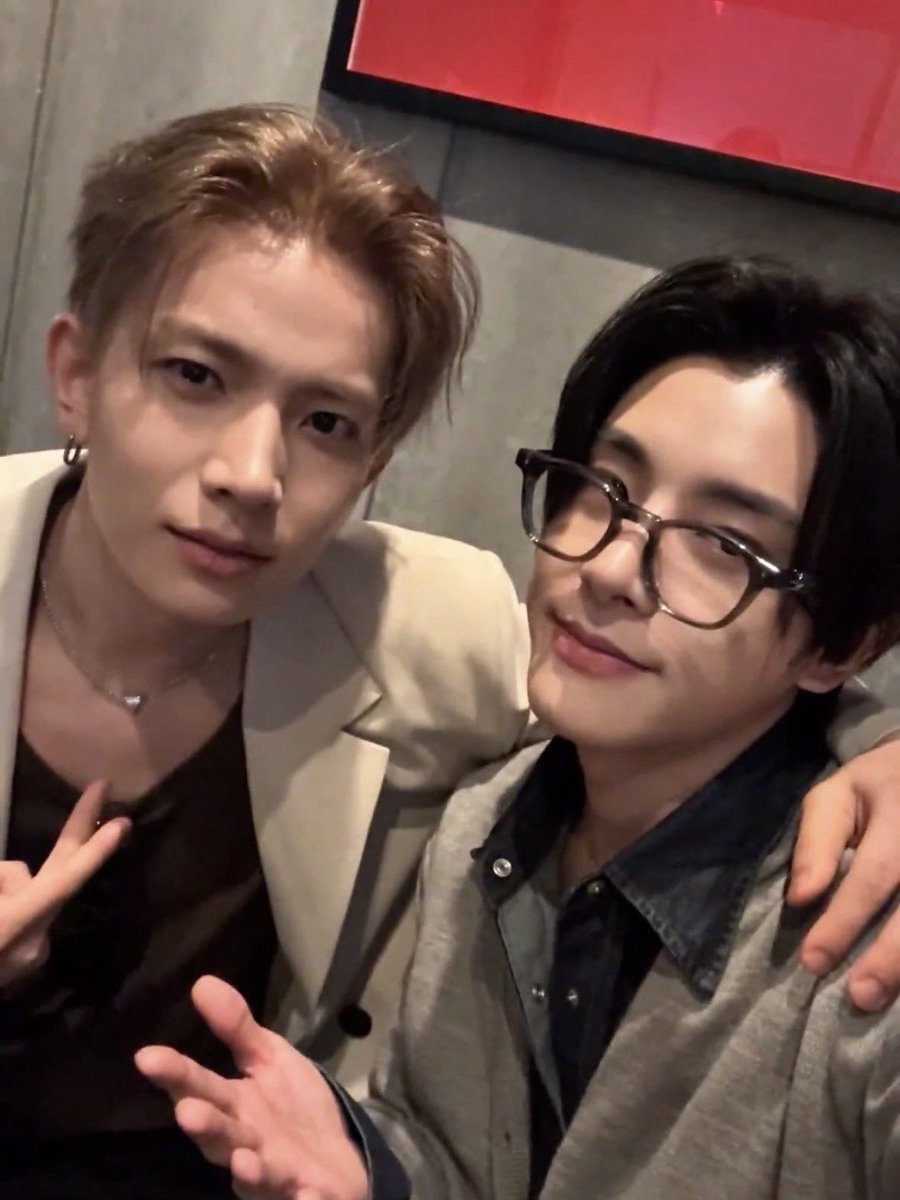 imagoodgirl04's tweet photo. ฮรึกกกกก หิ้วเข้าอกตลอดไปมากอะ พี่ฮีซึงเค้าไม่เคยมีระยะห่างในการถ่ายรูปกับน้องเจคเลย เร้กของพี่เค้าหนิ😭😭 https://t.co/wt3vtKiIDQ