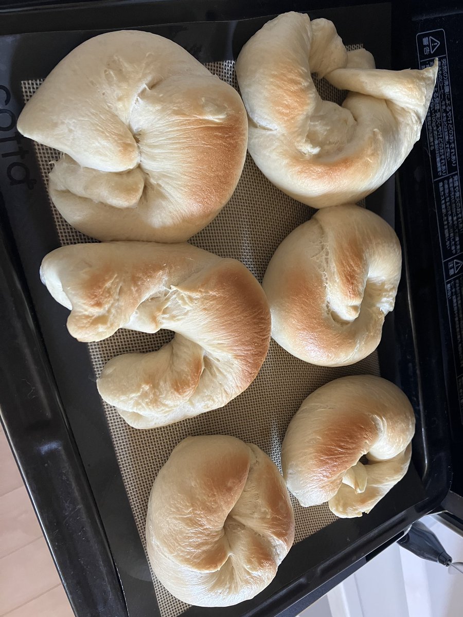 ばくはつしたりしてなかったりするベーグルたち。片手間でやるといけないね。