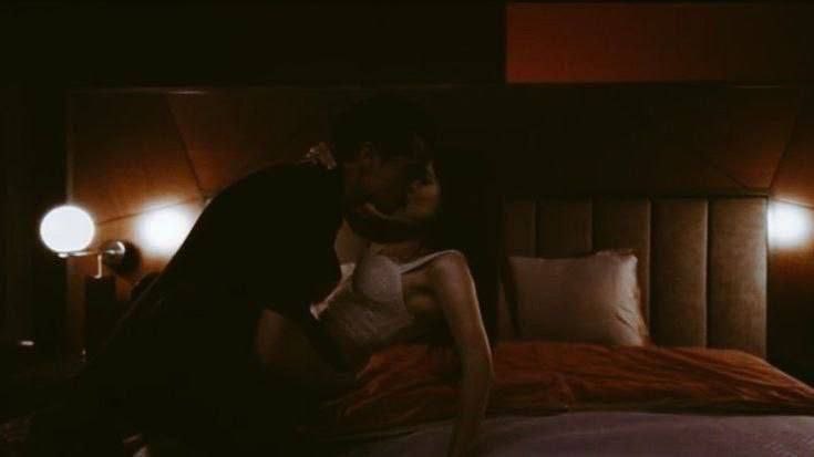 تَفتَحُ سَاقَيهَا وتُدخِلنِي على مَهلٍ
كأنهَا تَضعُ صغيرها فِي مهدِه✨