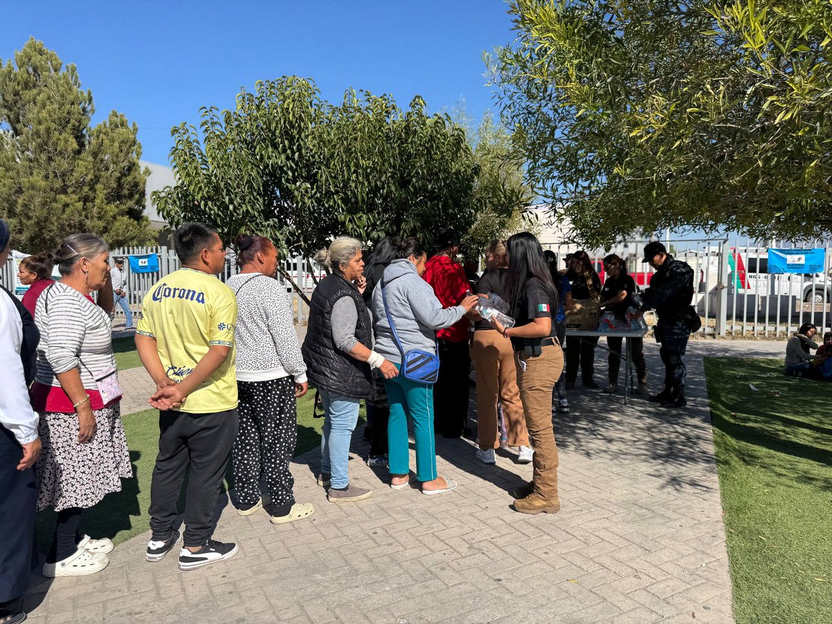 Elementos de la Policía Cibernética y del Grupo de Reacción Sureste acudieron al Hospital General para convivir con pacientes y familias, a quienes ofrecieron burritos y aguas frescas como gesto de solidaridad.
La Comisaría de Seguridad refuerza así la cercanía con la comunidad.